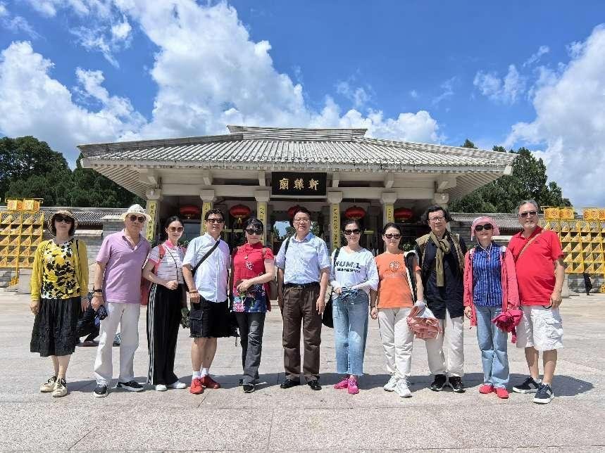 受到两所高校有关负责人的热情接待